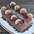 Daim- & hallontårta med kiwi & choklad