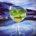 Varm drink  med mynta, lime och rom