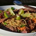 Grillad flankstek och asiatisk nudelsallad