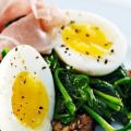 Mjukkokta ägg med spenat och skinka - 367 kcal