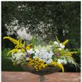 Blomsterarrangemang i fruktskål