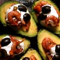 Avokado med oliv- och räkfyllning