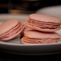 Macarons med jordgubbsfyllning.
