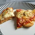 Hemgjord pizza med två olika fyllningar