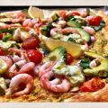 SMÖRDEGSPIZZA MED PESTOKRÄM, AVOKADO & RÄKOR