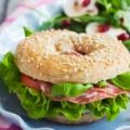 Bagel med ädelost och salami - 315 kcal