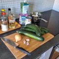 Zucchini- och grön currysoppa med krutonger