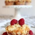 Hallon- och vit choklad muffins med smultäcke
