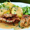 Fyllda fläskrullader med sås och potatis