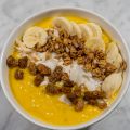 Smoothiebowl med mango och gurkmeja