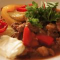 Ungersk kalvgryta och rostade potatishalvor