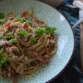 Pasta med strimlat fläsk, paprika och lök