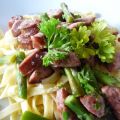 Citrondoftande pasta med sparris och salsiccia
