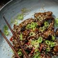 Mongolian beef med sesamfrön, chili och pomelo
