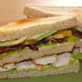 Club sandwich med avokado och stekt kyckling