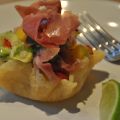 Hemmagjorda parmesanskålar fyllda med avokado,[...]