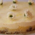 Citronmoussetårta med lakritsbotten