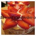 Tarteletter fyllda med vaniljkräm och jordgubbar