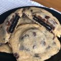 Oreo-inbakad chocolate chip cookie