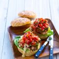 Hamburgare av pulled pork med tomatssalsa