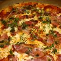 Pizza med bacon och getost