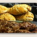 Hemmagjorda hamburgerbröd och hamburgare fyllda[...]
