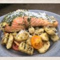 ÖRT- & PARMESANBAKAD LAXFILÉ MED SMÖRSTEKT[...]