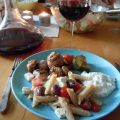 Grillspett med pastasallad och härligt rött....