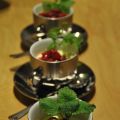 Vit chokladmousse med limemarinderade hallon