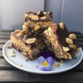 Snickerskaka med chokladbollsbotten