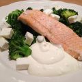 Ångkokt lax med broccoli, fetaost och citronsås