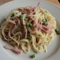 Spagetti med skinksås och gröna ärtor