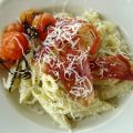 Penne med pesto, tomater & parmachips