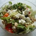 Ekologisk sallad med bönor, tomat och fetaost