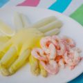 Vit sparris med hollandaisesås och räkor