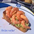 Baguette med guacamole och rökta räkor