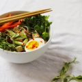 Asiatisk nudelsoppa med tofu och vårprimörer