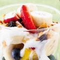 Färsk frukt med yoghurt och müsli