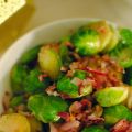 Stekt brysselkål med citron och rödlök