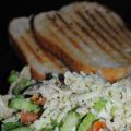 Fräsch kycklingsallad med grillat vitlöksbröd