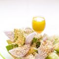 Sallad på avocado, gurka, sharlottenlök, sesam[...]