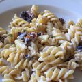Krämig pasta med färskost och soltorkade tomater