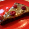 Kladdkaka med hjortron- och vit chokladglasyr