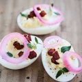 Tryffelägg med picklad rödlök och bacon