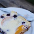 Cheesecake med blåbär och persikor