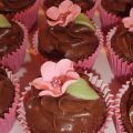 Chokladcupcakes med rosa blommor