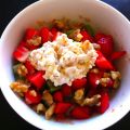 Gröt med äpple, jordgubbar, kiwi och valnötter