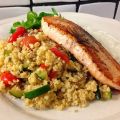 Stekt laxfilé med varm bulgursallad och feta-[...]