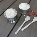 Yoghurtglass med flädersmak och smultronsås