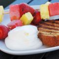 Grillad sockerkaka med fruktspett och[...]